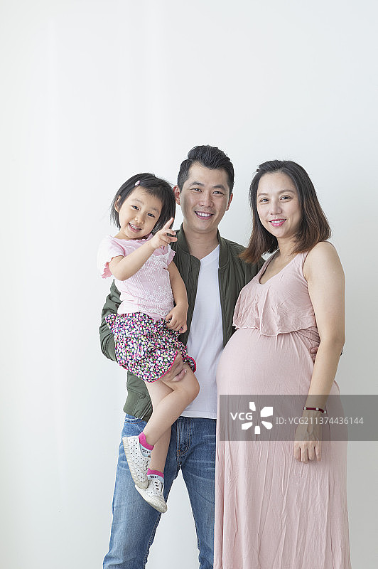 开心相拥的东方小家庭图片素材