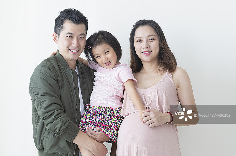 抱着女儿的东方小家庭图片素材