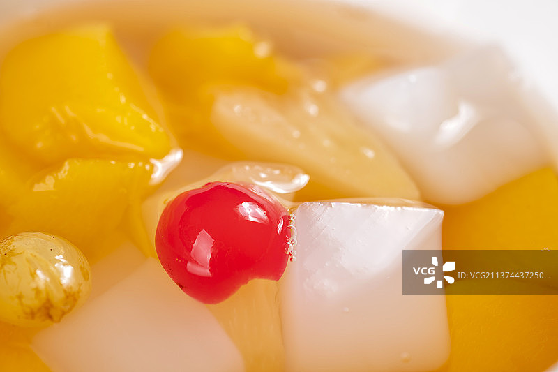 黄桃椰果水果沙拉水果捞糖浆特写图片素材