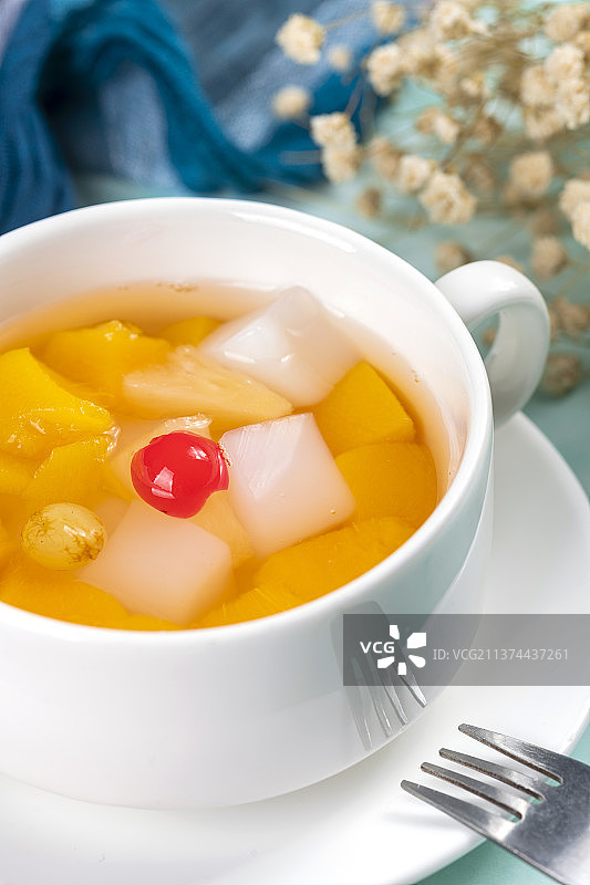 黄桃椰果水果沙拉水果捞糖浆特写图片素材