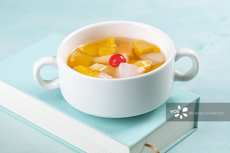 黄桃椰果水果沙拉水果捞糖浆特写图片素材