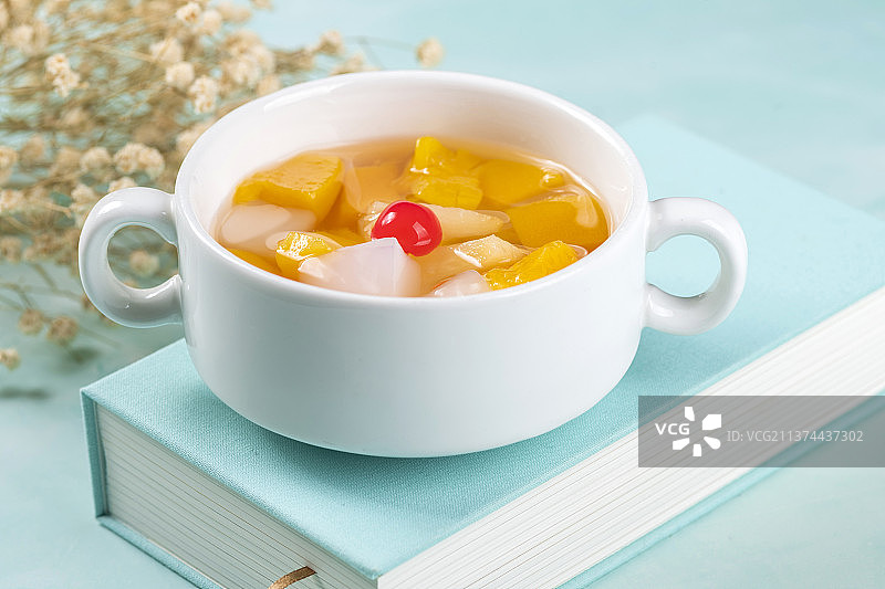 黄桃椰果水果沙拉水果捞糖浆特写图片素材