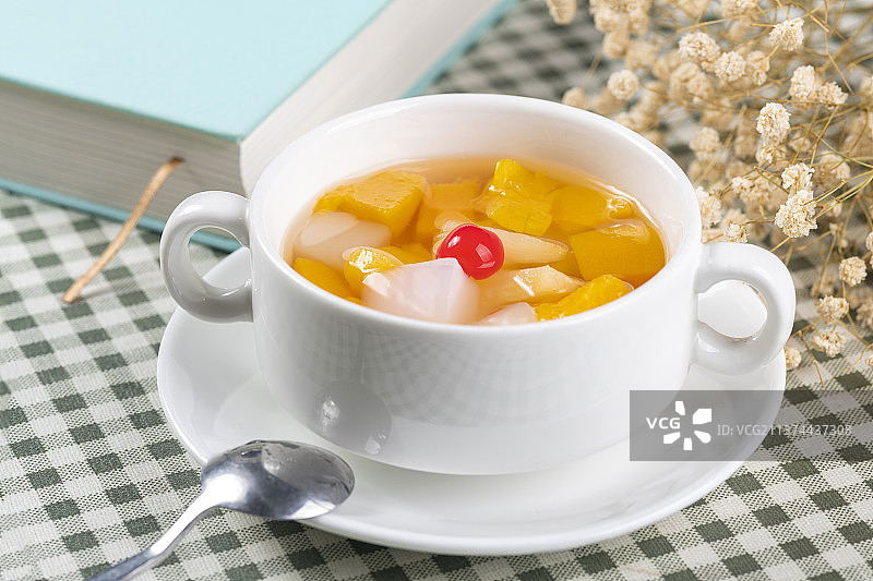 黄桃椰果水果沙拉水果捞糖浆特写图片素材