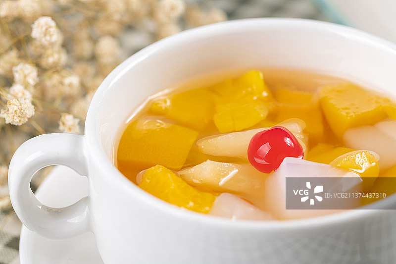 黄桃椰果水果沙拉水果捞糖浆特写图片素材
