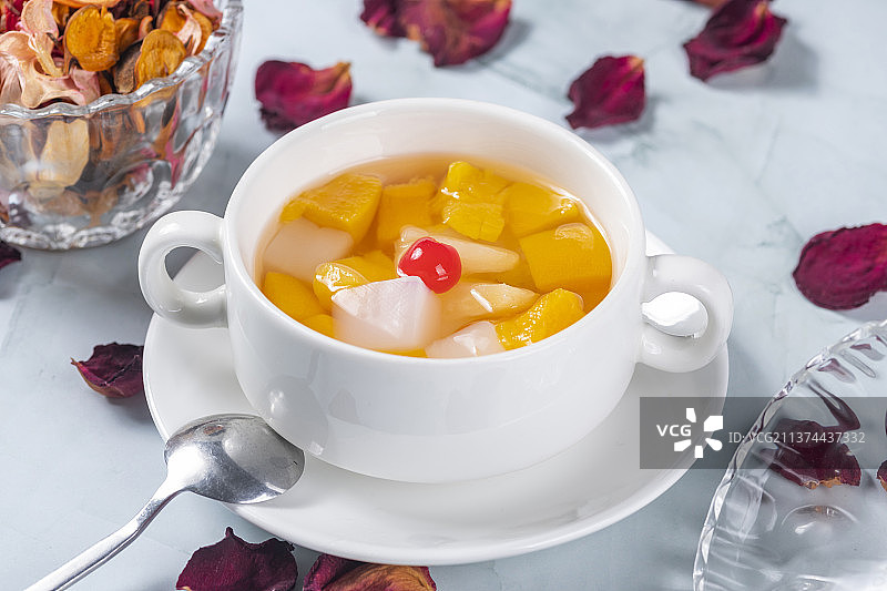 黄桃椰果水果沙拉水果捞糖浆特写图片素材