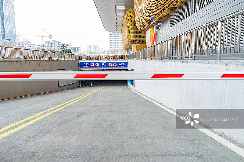 中国城市交通拍摄主题，地下停车场入口出口，一车一杆栏杆，户外无人图像摄影图片素材