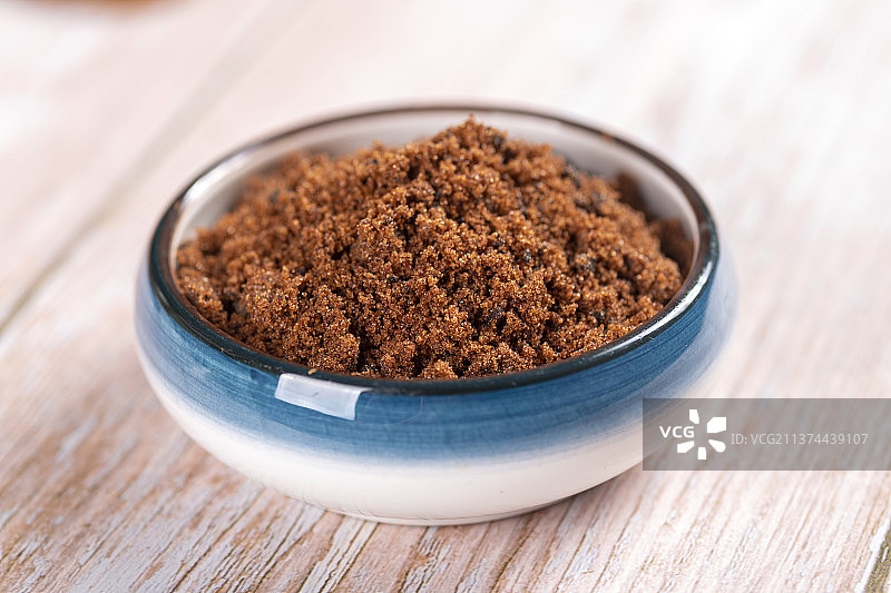 一盘红糖摆放在桌面上特写图片素材