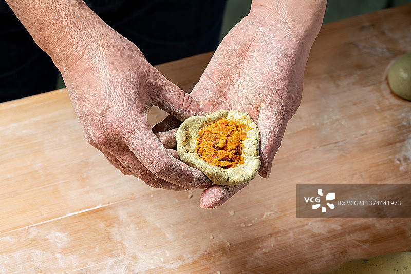 制作中式传统小吃青团图片素材