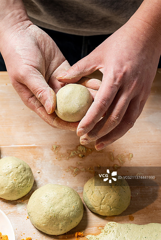 制作中式传统小吃青团图片素材
