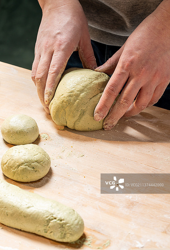 制作中式传统小吃青团图片素材