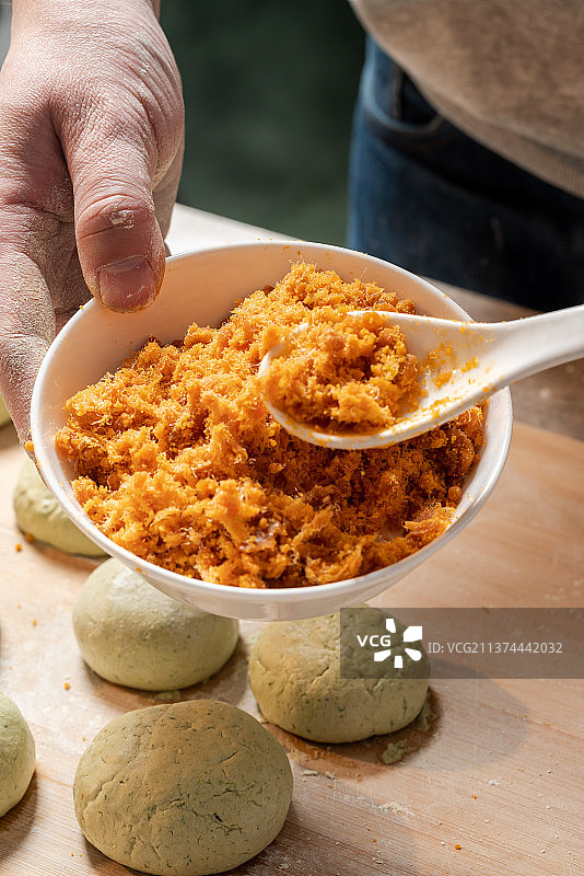 制作小吃青团的肉松图片素材