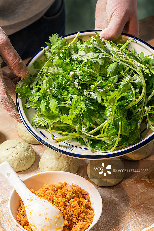 制作小吃青团的肉松图片素材