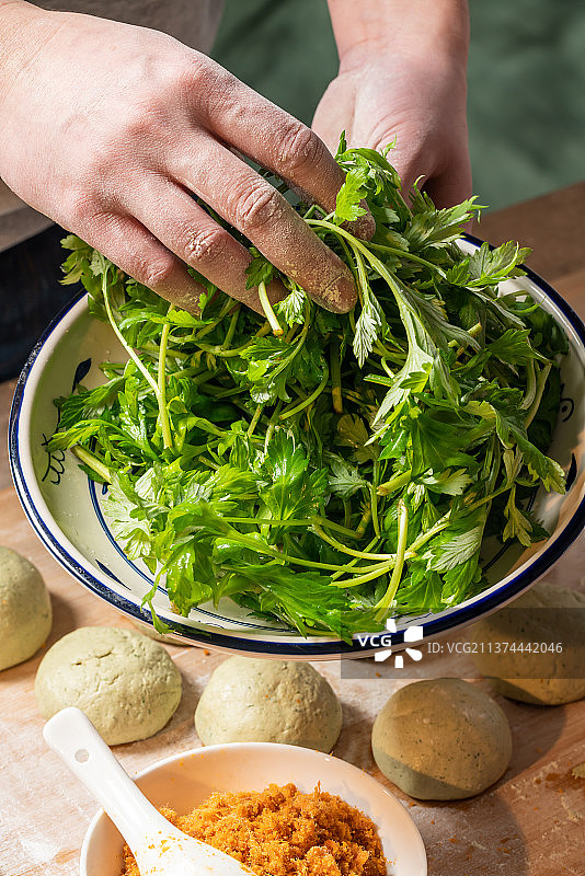制作小吃青团的肉松图片素材