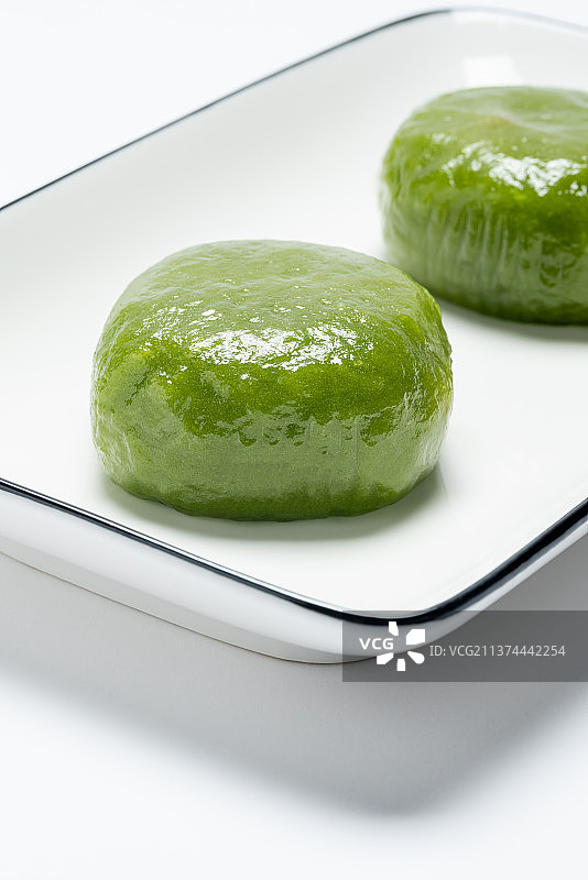 盘子里的糕点小吃青团图片素材