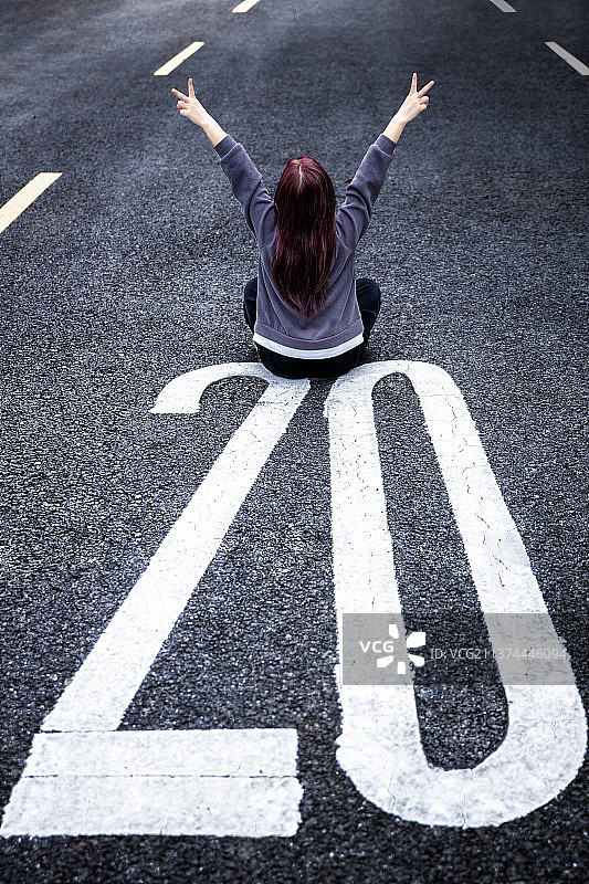 20岁的女生背影图片素材