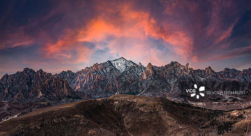 日落时白雪皑皑的群山景色图片素材