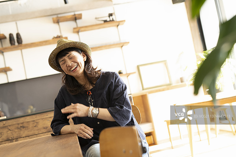 50多岁女人的肖像照图片素材