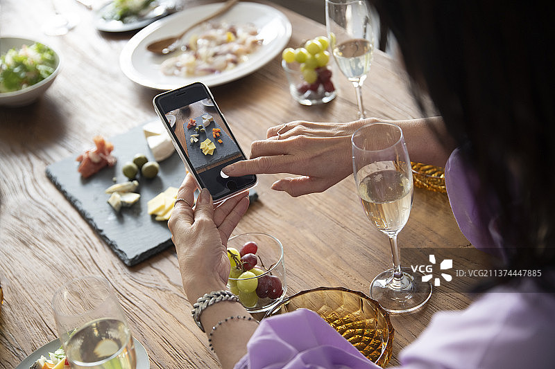 参加聚会的妇女图片素材