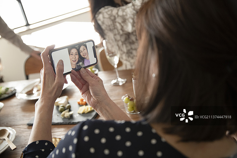 参加聚会的妇女图片素材