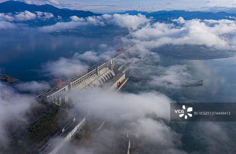 云雾缭绕三峡大坝图片素材