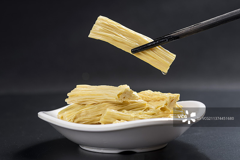 一盘豆制品腐竹特写图片素材