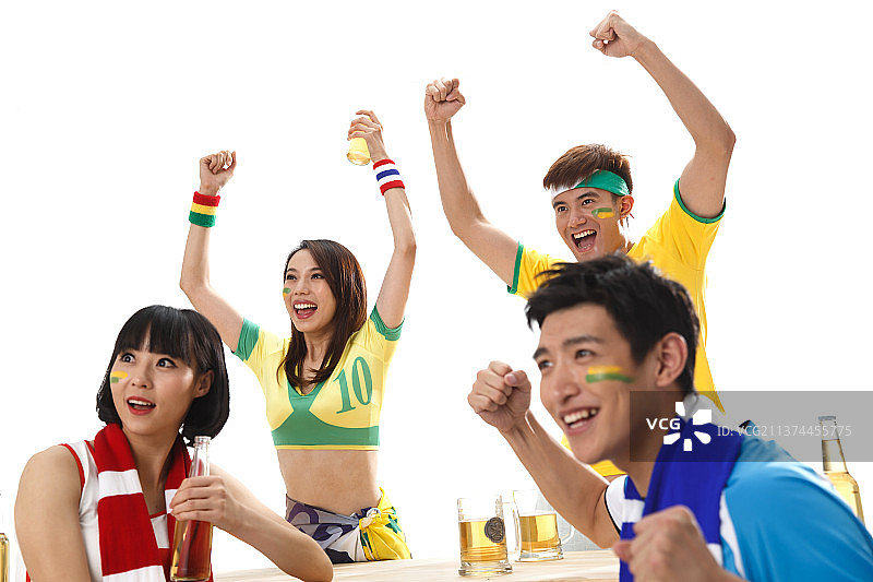 青年球迷看比赛欢呼呐喊图片素材