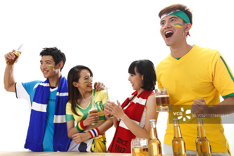 青年球迷看比赛欢呼呐喊图片素材