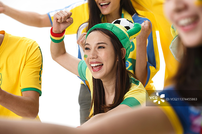 青年球迷看比赛欢呼图片素材