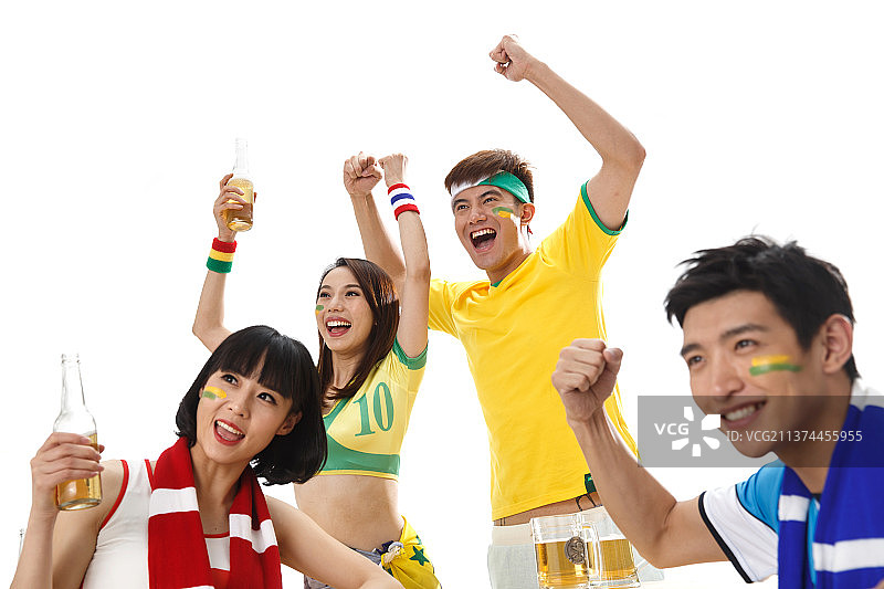 青年球迷看比赛欢呼呐喊图片素材