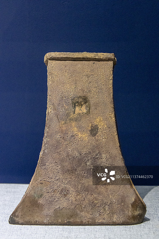 铜斧（战国，湖北大冶铜绿山古矿冶遗址出土，中国国家博物馆藏，为采矿工具）图片素材