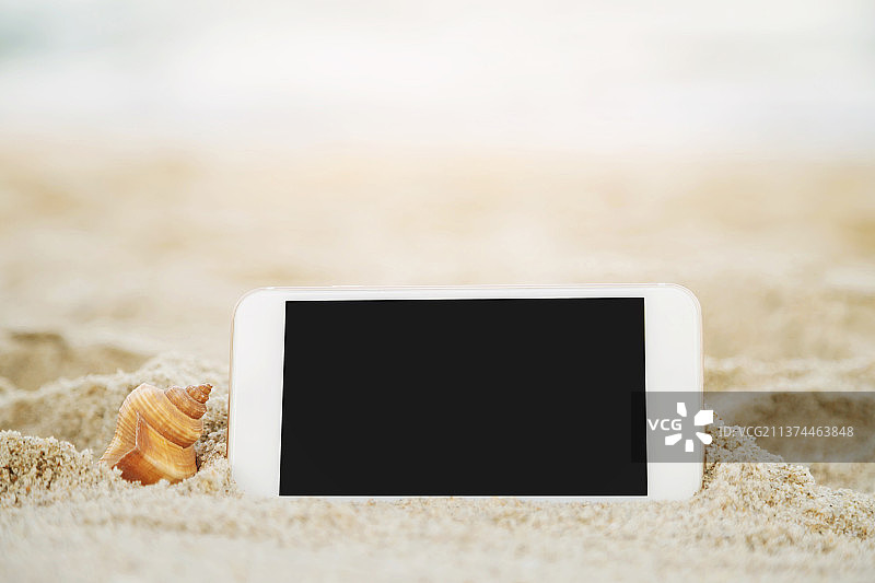 沙滩上的智能手机特写图片素材