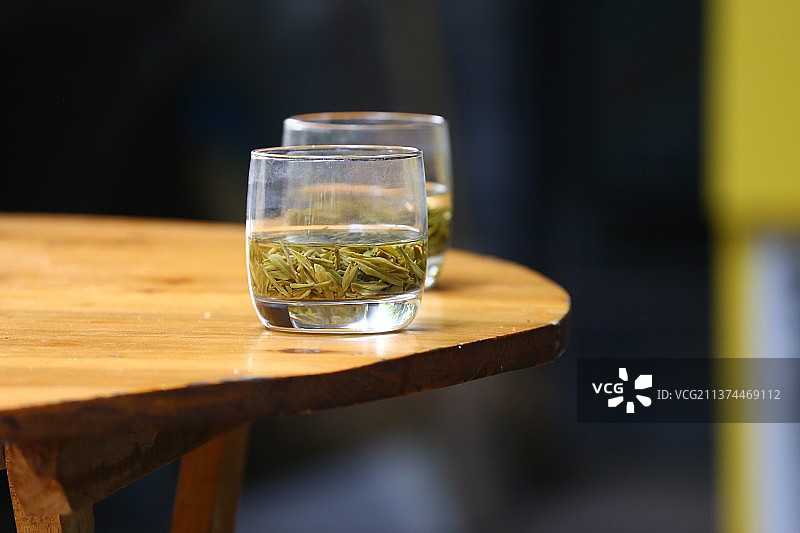 中国中华浙江省杭州杭州市西湖狮峰虎跑龙井村绿茶茶叶特写玻璃杯图片素材