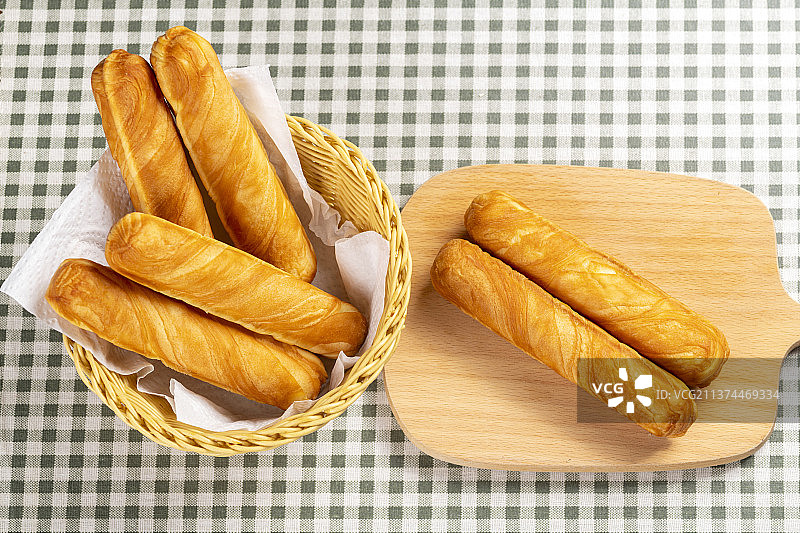一盘面包棒一筐面包棒特写木桌面格子桌布田园风图片素材