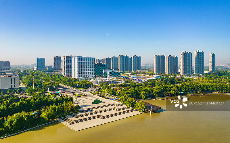 中国河南省郑州市中原区天健湖公园城市风光航拍图片素材