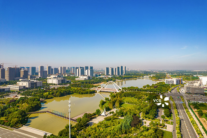 中国河南省郑州市中原区天健湖公园城市风光航拍图片素材