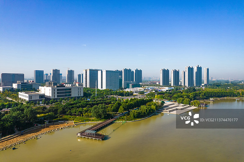 中国河南省郑州市中原区天健湖公园城市风光航拍图片素材
