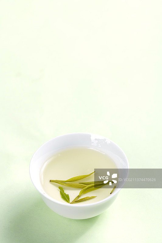 正在冲泡的绿茶龙井茶特写图片素材