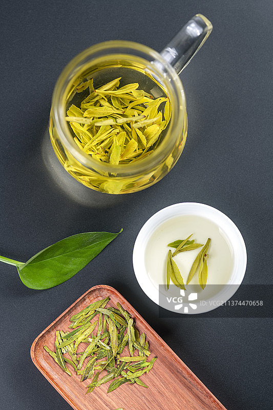 正在冲泡的绿茶龙井茶特写图片素材