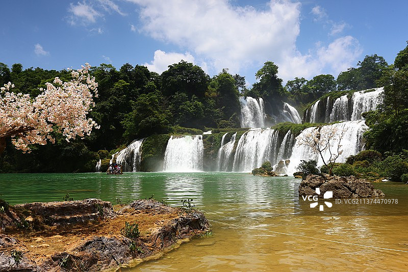中国中华广西壮族自治区崇左德天瀑布跨国越南边境风光南方绿色植物图片素材