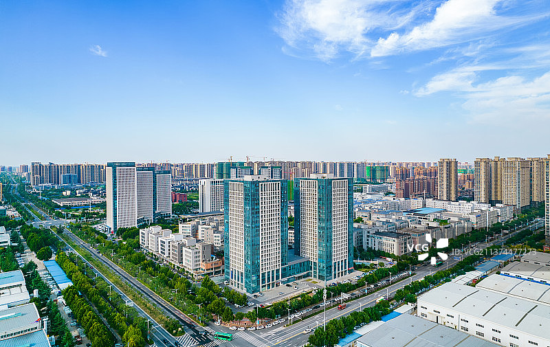 河南省郑州市中原区科技园区夏季城市风光航拍视角图片素材