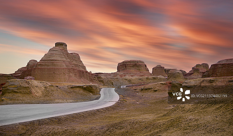 晚霞里的新疆北疆雅丹地貌图片素材