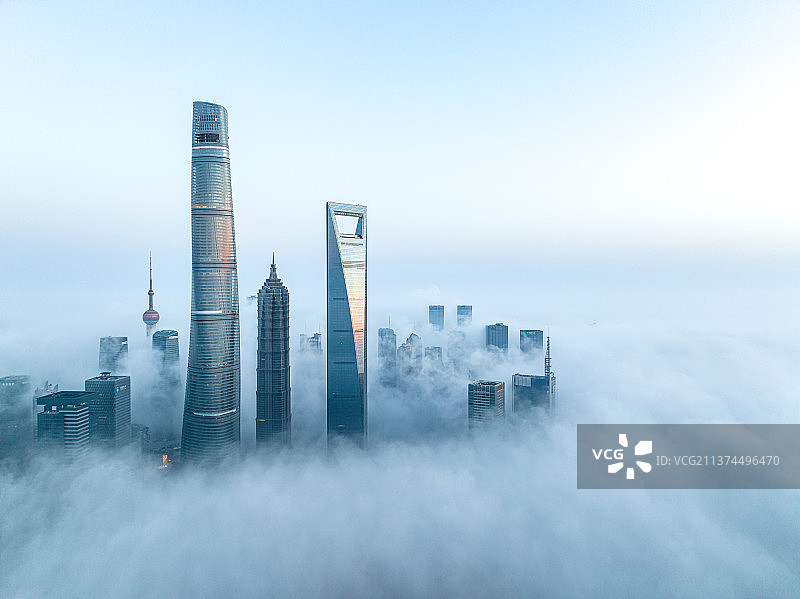 上海云雾建筑特写图片素材
