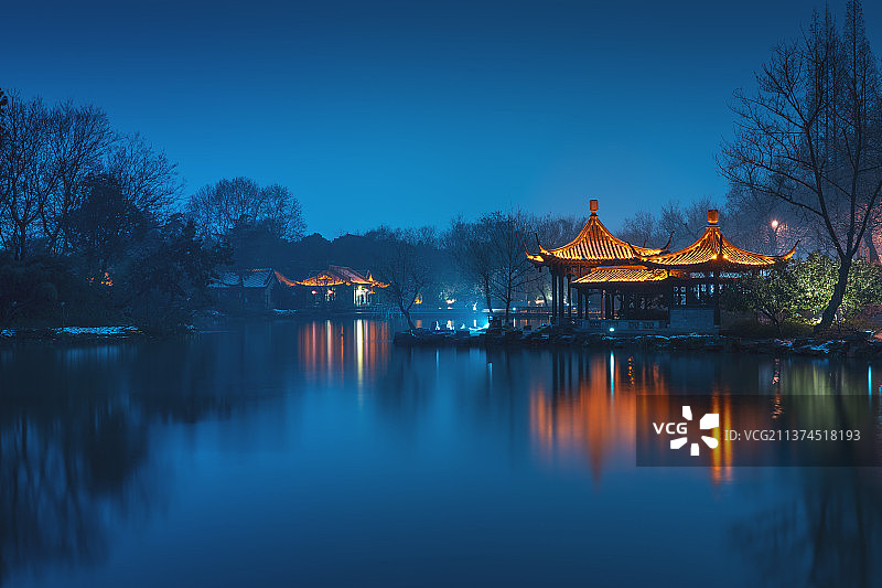 雪夜瘦西湖+江苏省扬州市刊江区瘦西湖风景区图片素材
