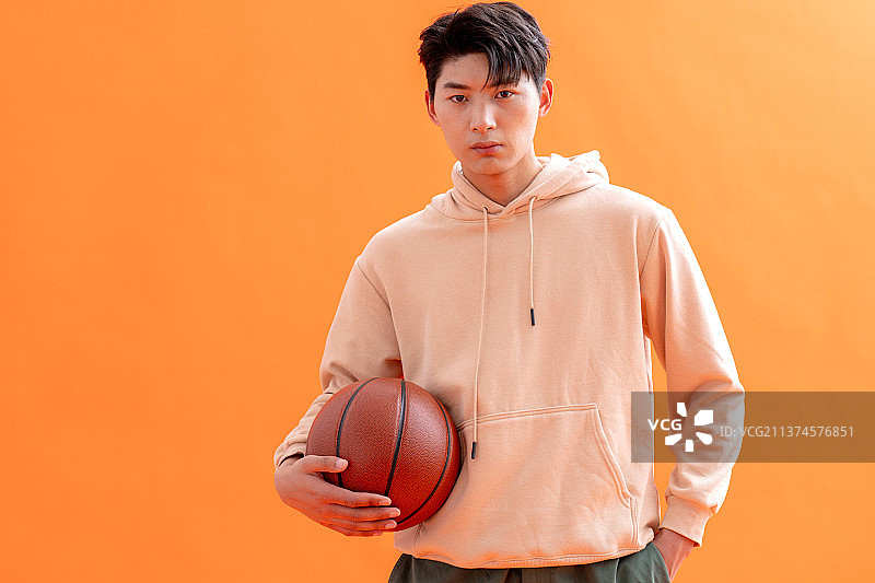 玩篮球的男孩图片素材