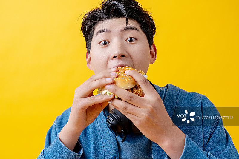 吃汉堡的男生图片素材