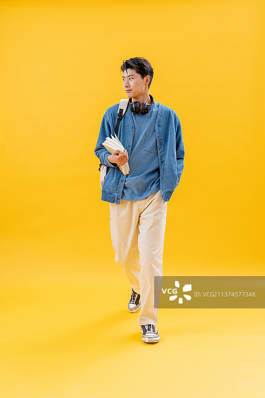 享受音乐的大学生图片素材