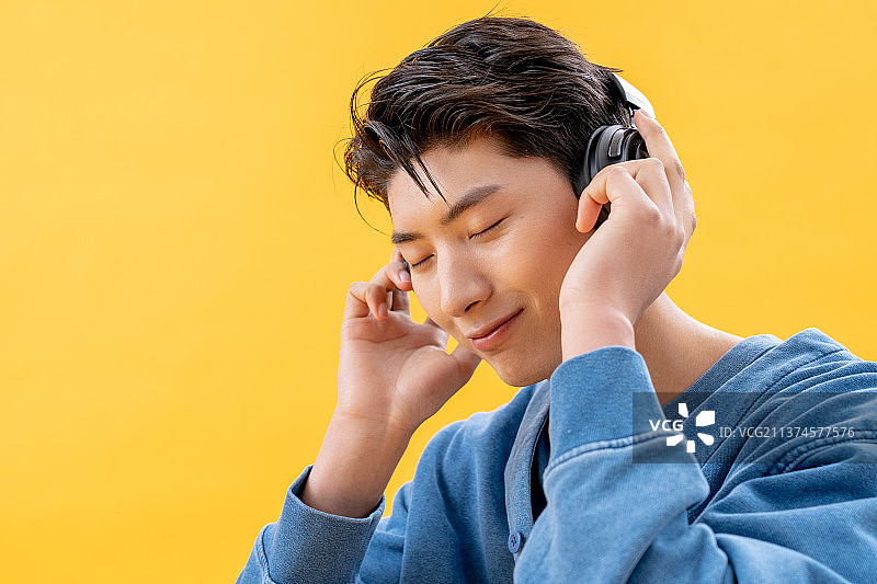 享受音乐的男生图片素材