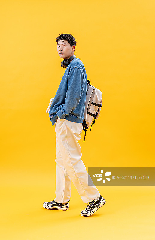 一个年轻的大学男生图片素材