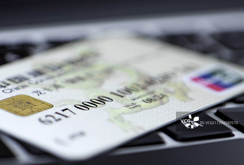 放在键盘上的信用卡图片素材