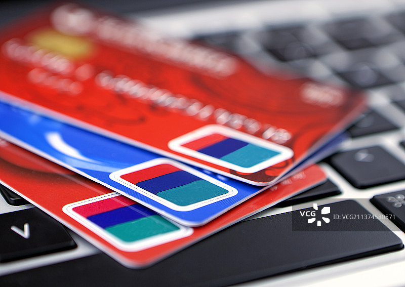 键盘上的信用卡图片素材